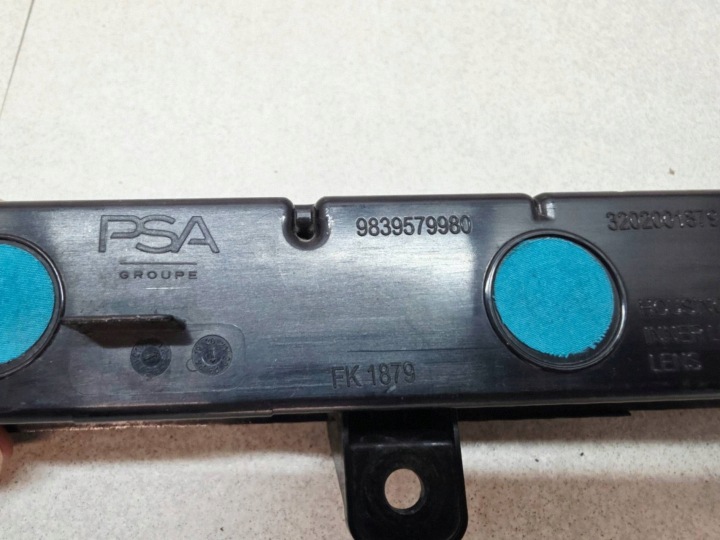 TROISIÈME LANTERNE STOP OPEL ASTRA GAUCHE 9839579980