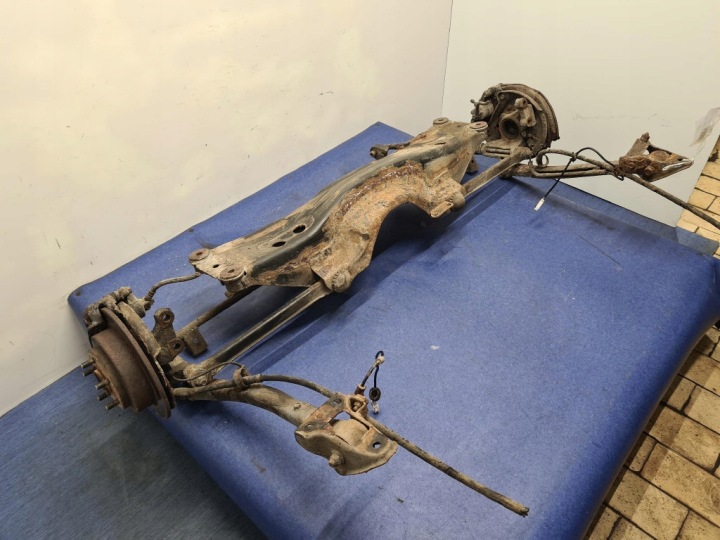 SUBARU IMPREZA II UNIVERSEL POUTRE SUSPENSIONS ARRIÈRE EJ204