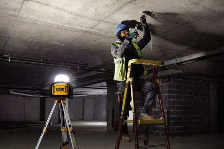 2× AKUMULATOROWA PHARE TRAVAILLÉ LED 18V XR 360° 5000 LM BLUETOOTH DEWALT DCL074