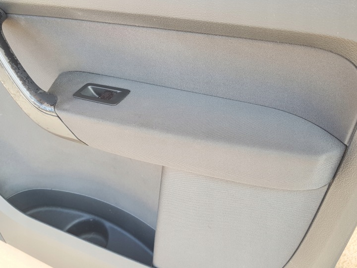 COLLECTEUR PORTES DROIT AVANT VW TOURAN I 03-10 NOIR MATÉRIAU EN BON ÉTAT