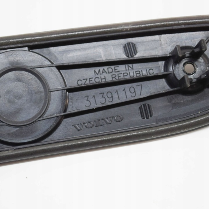VOLVO S60 2016 MOULURE ÉCLAIRAGE ARRIÈRE CADRE DE PLAQUE D'IMMATRICULATION