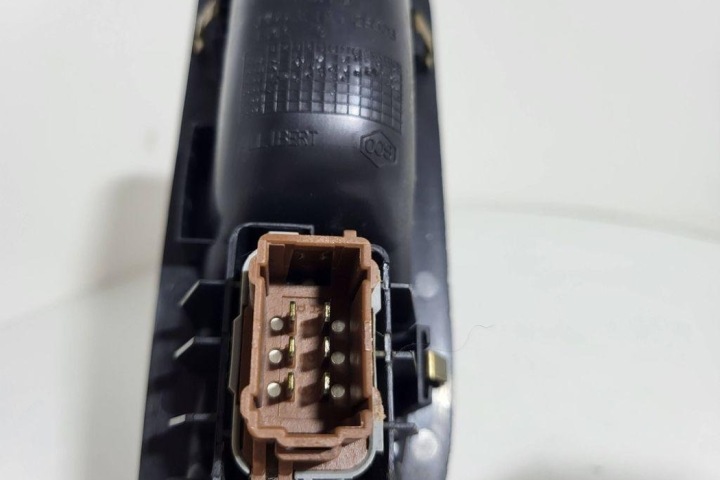 BOUTON COMMANDE VITRE DROITS AVANT PORTES RENAULT