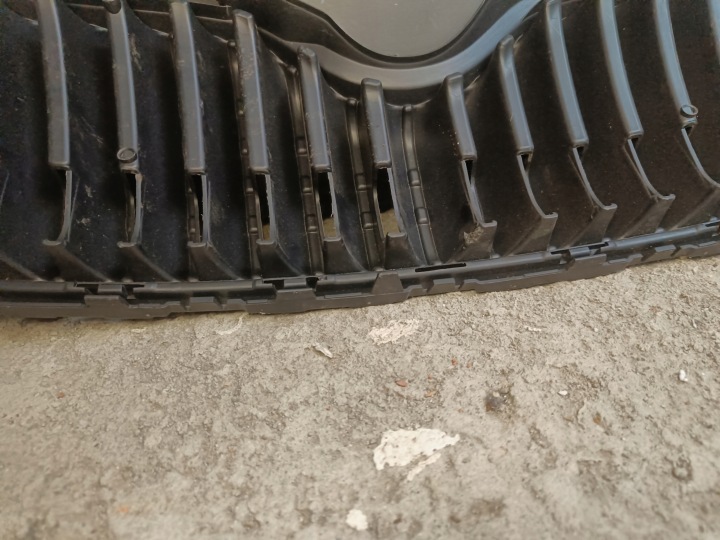GRILLE SKODA FABIA 2 II ROOMSTER CALANDRE AVANT PARE-CHOCS AVANT 5J0853668A