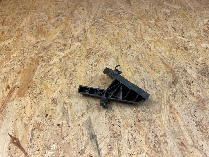 FIXATION POIGNÉE SUPPORT PHARES AVANT DROIT MERCEDES W205 A2056203501