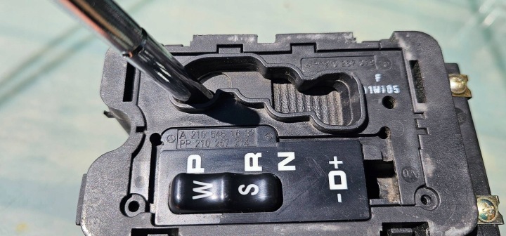 MERCEDES-BENZ E W210 1997 CRIC CHANGEMENTS VITESSE SUPÉRIEUR