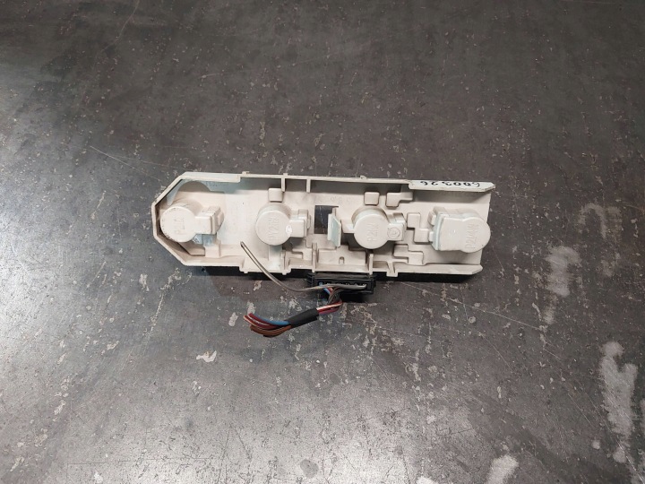 DOUILLE D'AMPOULE GAUCHE ARRIÈRE SKODA SUPERB 2002 3U5945257 NR1176