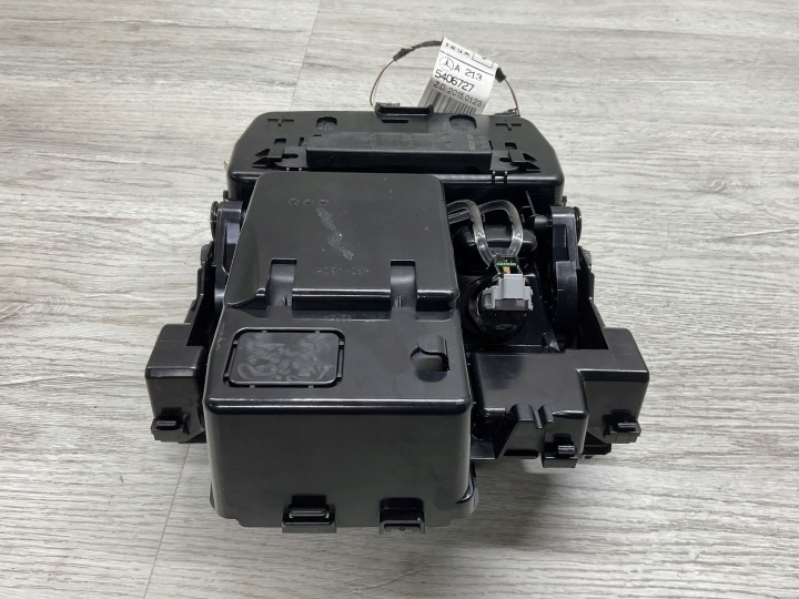 POIGNÉE SUR GODET DANS CONSOLES CENTRALE MERCEDES-BENZ E W213 A2136806500