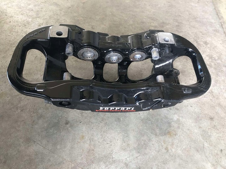 FERRARI 488 DERECHA DELANTERO SOPORTE RIGHT FRONT BRAKE CALIPER CON 20B8080400 