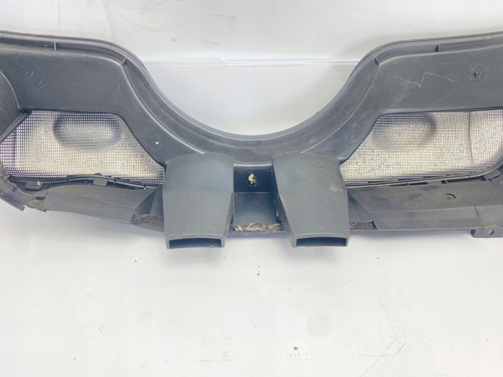 DOUBLURE DE PASSAGE DE ROUE CENTRAL PLASTIQUE PROTECTION ESSUIE-GLACES MERCEDES W124 1246203078