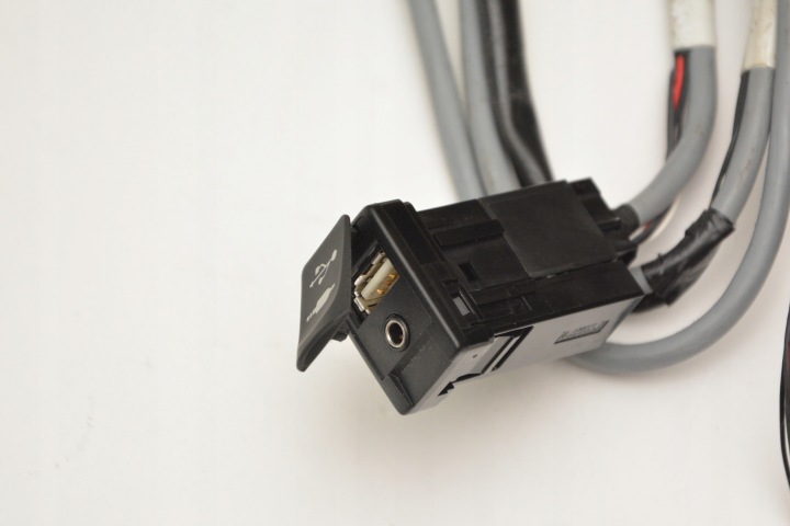 PRISE USB FIL VERS TOYOTA AURIS II CHR AUTRE