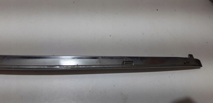 MOULURE SEUIL SEUIL DÉCORATIVE CHROME CHROMÉE MERCEDES C-KLASA A2056906102