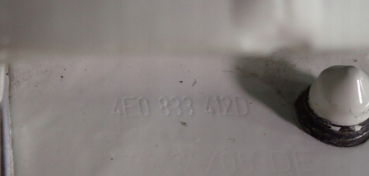 CHARNIÈRE INFÉRIEUR DROIT ARRIÈRE LY9D AUDI A8 D3 4E0833412D