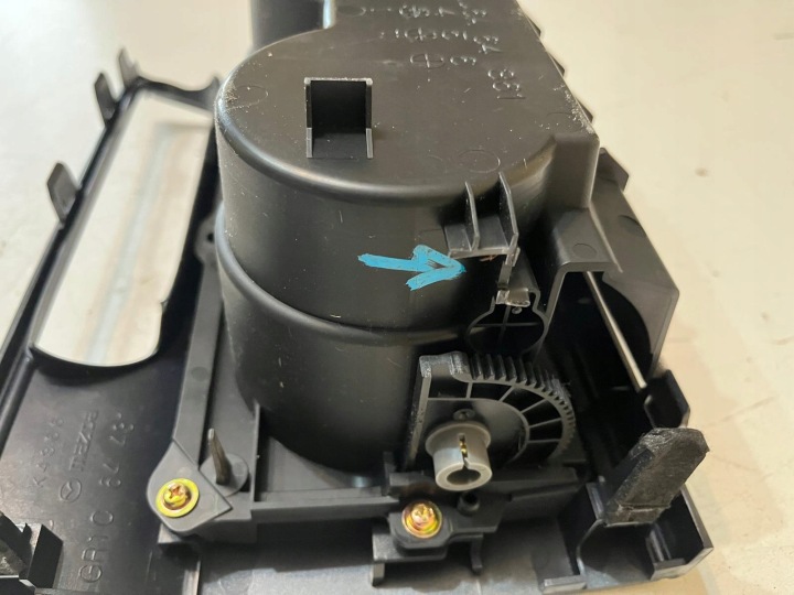 MAZDA 6 I LIFT BOÎTE À GANTS SUR GODETS GJ6A64361