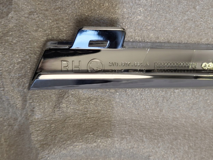 MOULURE LATÉRALE DROITE CHROME PARE-CHOCS AVANT SKODA SUPERB III 3 3V OE NEUF