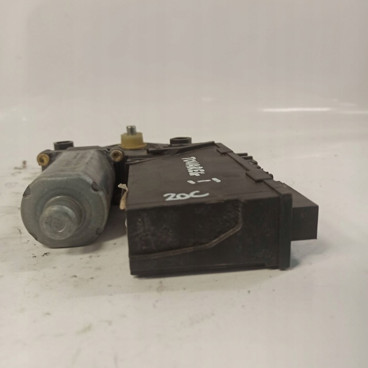 VOLKSWAGEN TOUAREG PETIT MOTEUR VITRES AVANT GAUCHE 7L0959701B