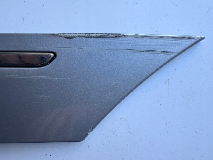 MERCEDES B CLASSE W245 MOULURE GARDE-BOUE PASSAGE DE ROUE TRIANGLE GAUCHE BLEUE CHROME