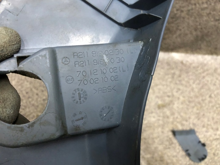 MERCEDES W211 PROTECTION CALANDRE SIÈGES DROIT AVANT BLEUE