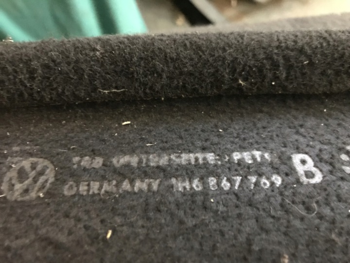 ÉTAGÈRE ARRIÈRE ARRIÈRE COUVERCLES DE COFFRE VW GOLF III 1H6867769