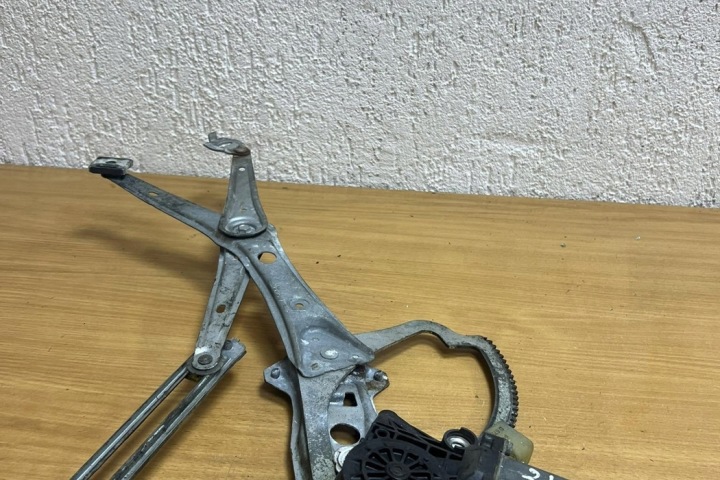 ÉLÉVATEUR VITRES PORTES ARRIÈRE AVEC MOTEUR MERCEDES-BENZ E (W210) 0130821708