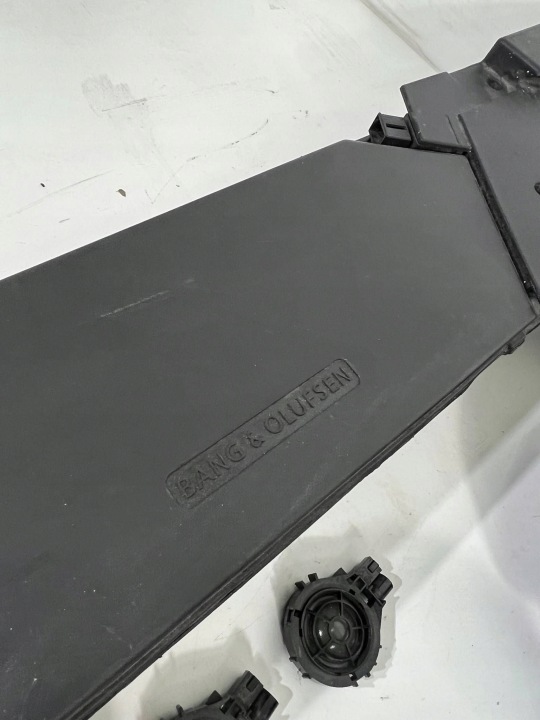 8V4 035 382 A ENSEMBLE NAGLOSNIENIA BANG&OLUFSEN SPORTBACK 5D