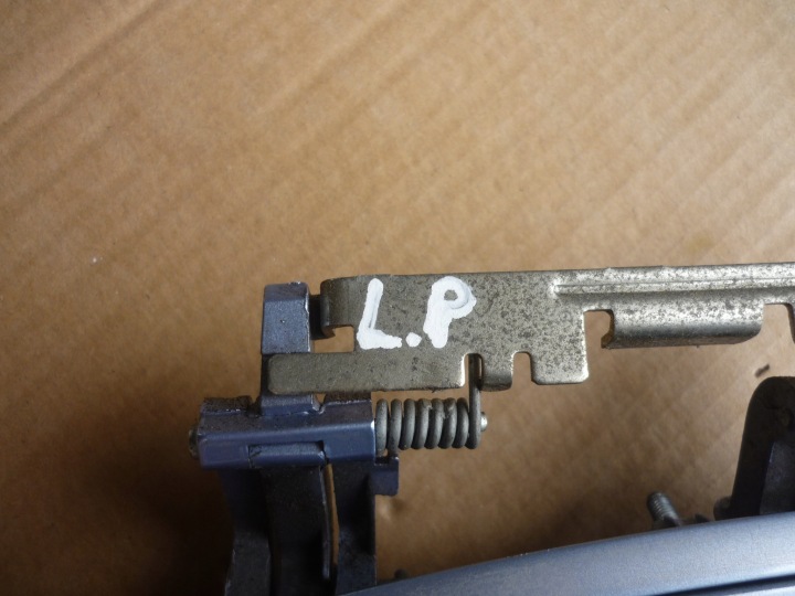 POIGNÉE PORTES GAUCHE AVANT FIAT GRANDE PUNTO 457/B EN BON ÉTAT