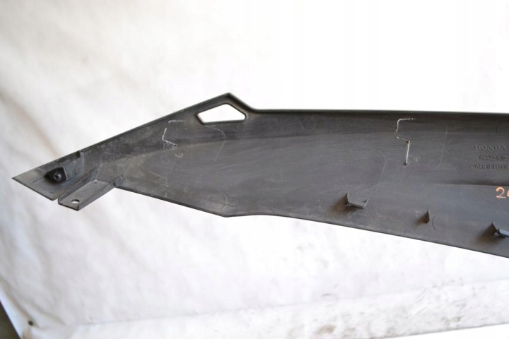 PRISE MOULURE CÔTÉ DROIT DÉFLECTEUR D'AIR HONDA FORZA 125 300