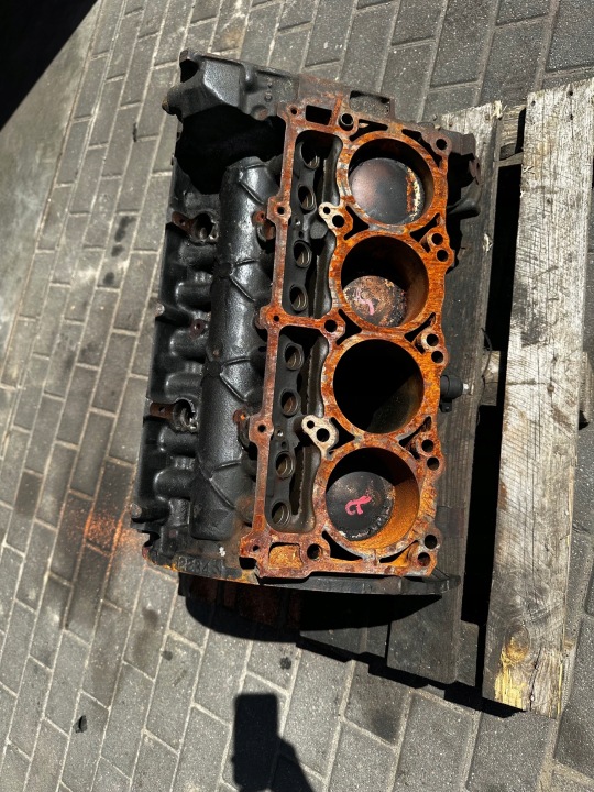 BLOC V8 5,7 HEMI JEEP GRAND CHEROKEE ENDOMMAGÉ SUR TABLE