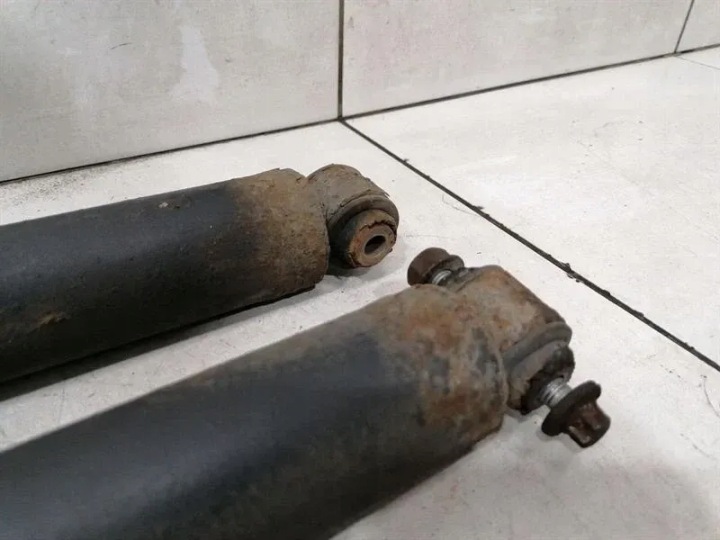 MERCEDES C63 AMG REAR SET W204 SHOCK AMORTISSEUR A2043201231 V8