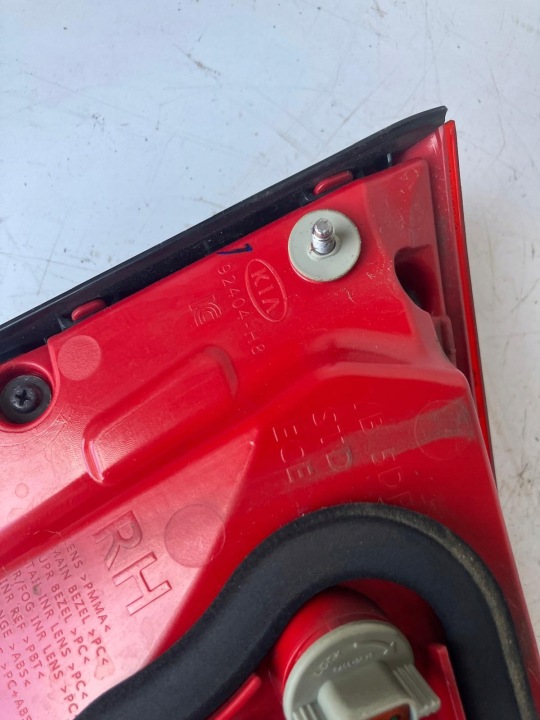 PHARE DROIT ARRIÈRE DANS COUVERCLE DE COFFRE KIA RIO IV HAYON 92404-H8