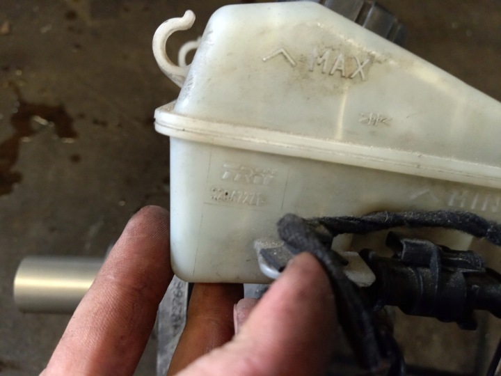 POMPE DE FREIN OPEL ASTRA ZAFIRA 2 B 32067271 POMPE TRW 32067271
