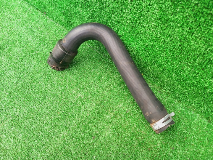 VW PASSAT B5 1.8 TURBO AEB FIL TUYAU EAU LIQUIDE RADIATEUR 8D0121101K