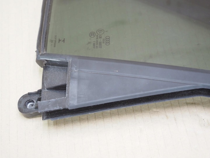 AUDI Q2 81A VITRE DE PORTIÈRE DROIT ARRIÈRE PETITE TRIANGLE 81A845214C