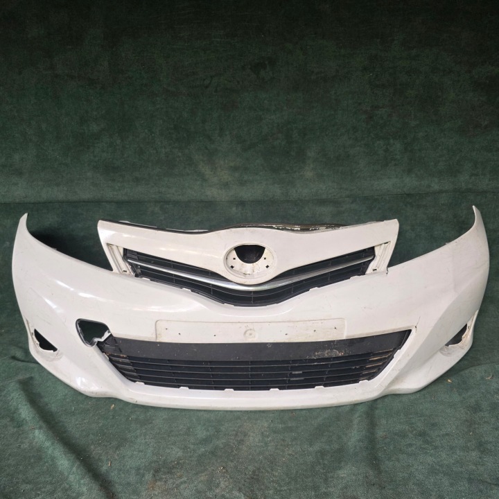 PARE-CHOCS AVANT AVEC CALANDRE GRILLE DE RADIATEUR TOYOTA YARIS III LIFT P13 2011-2014R