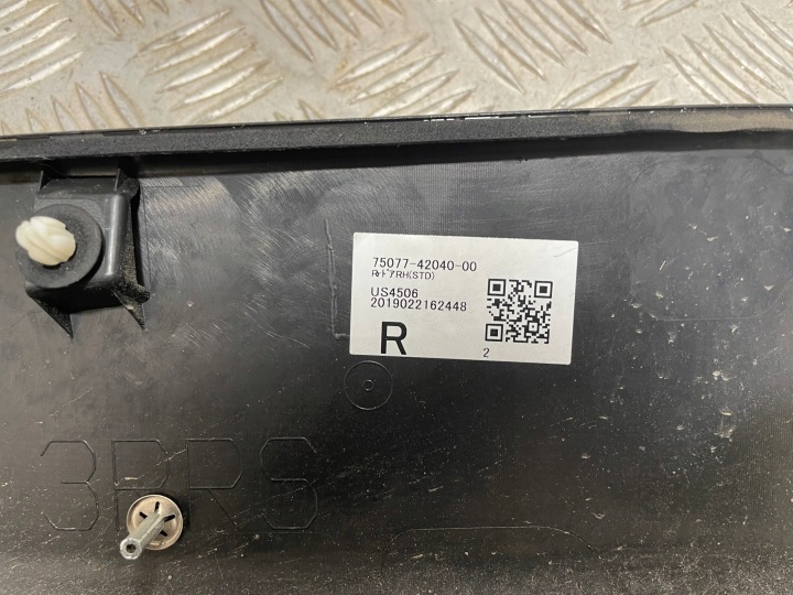 MOULURE INFÉRIEURE PORTES DROIT ARRIÈRE TOYOTA RAV4 V 75077-42040