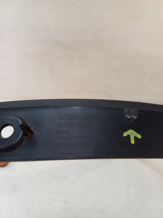 FIXATION GLISSIÈRE EXTENSION GARDE-BOUE DROIT AVANT VOLVO EX30 23-