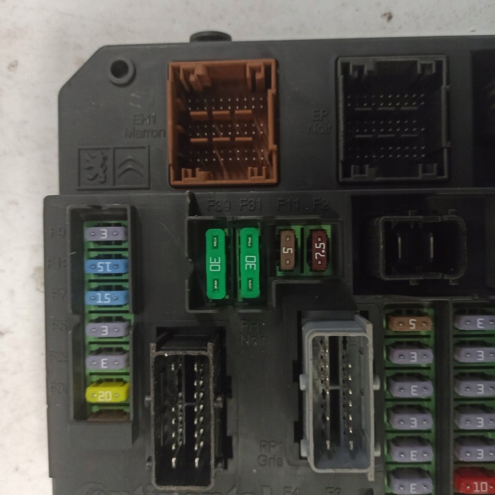 PEUGEOT 308 T9 II MODULE BOÎTE FUSIBLE 9806687880