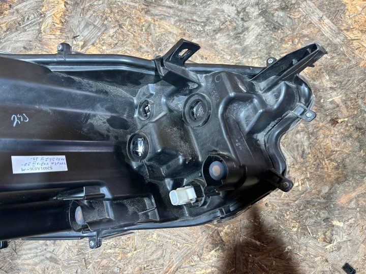 TOYOTA YARIS IV 4 20- MAZDA 2 HYBRID 22- PHARE GAUCHE AVANT AVANT