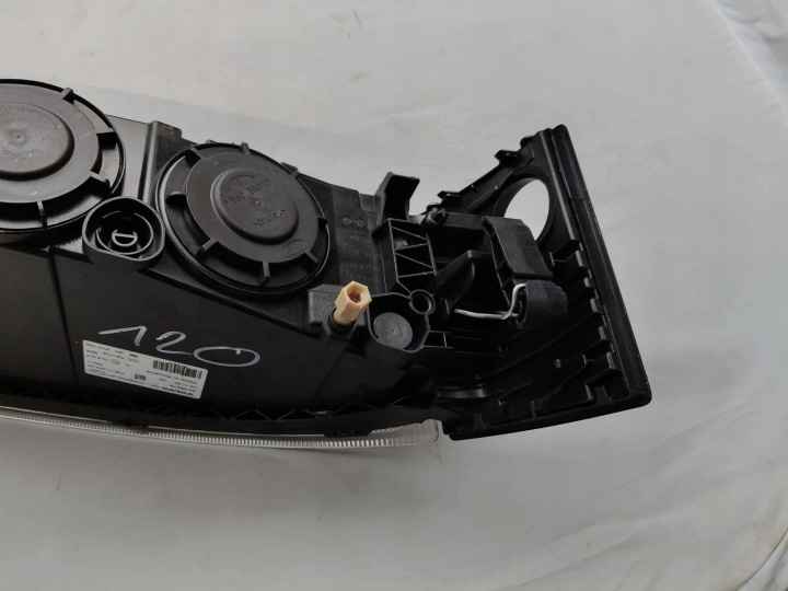 COMME NEUF PHARE PHARES ANTIBROUILLARD ROTATIF ANTIBUÉE VOLVO FH4 84186279 2 CV H7