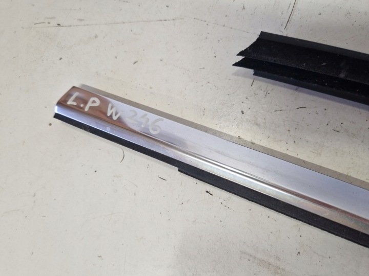 MOULURE RACLOIR GAUCHE AVANT CHROME MERCEDES B-KLASA W246 1.5 CDI
