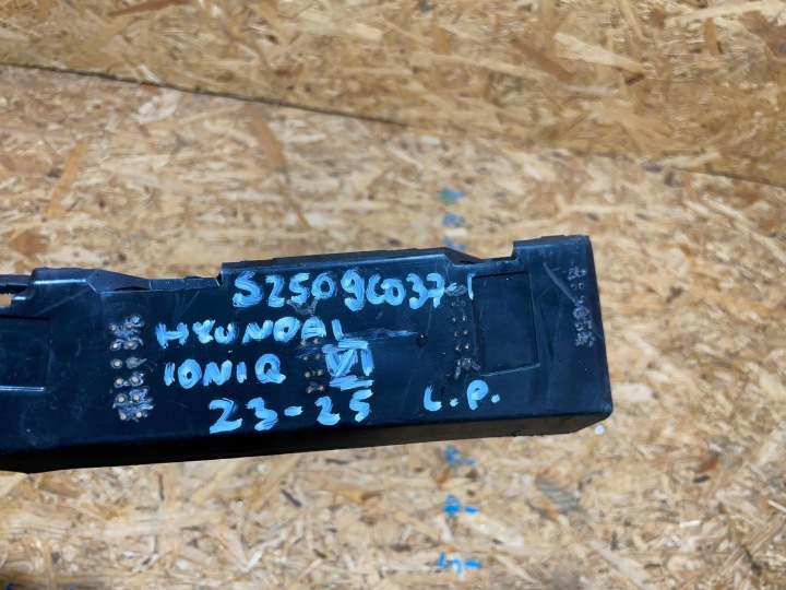 HYUNDAI IONIQ 6 22-25 GLISSIÈRE POIGNÉE FIXATION PARE-CHOCS GAUCHE AVANT AVANT