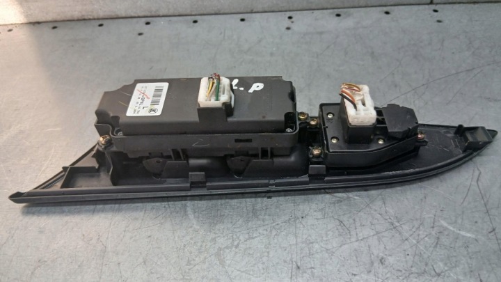 COMMUTATEUR VITRE GAUCHE AVANT MAZDA 3 I BK 2.0B 03-09R 03123000BP4L66350