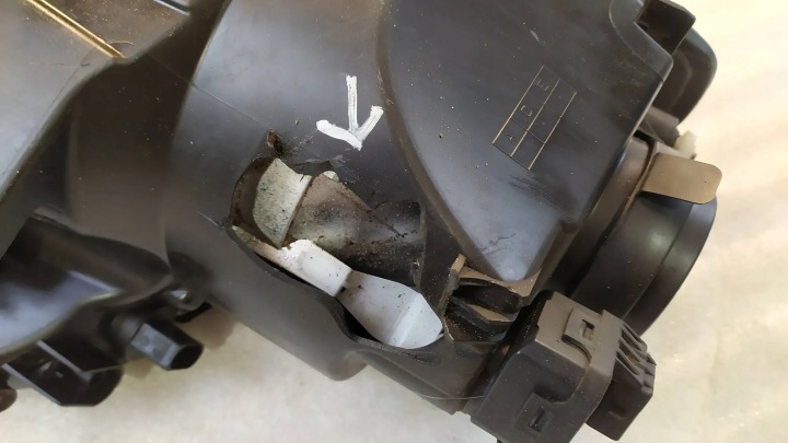 PHARE GAUCHE AVANT VOLKSWAGEN UP ENDOMMAGÉE
