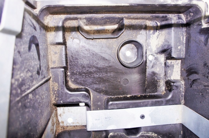 NG066 FORD TRANSIT COURIER CHÂSSIS BATTERIE