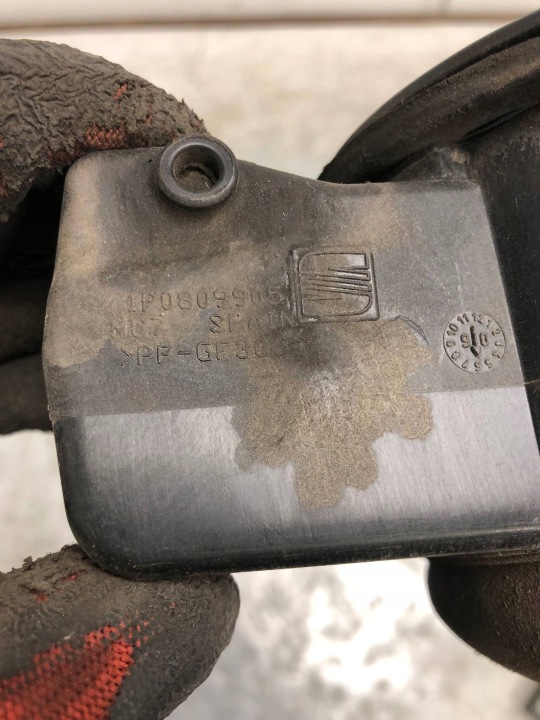 CLAPET GOULOTTE DE REMPLISSAGE CARBURANTS SEAT LEON II 1P0809905