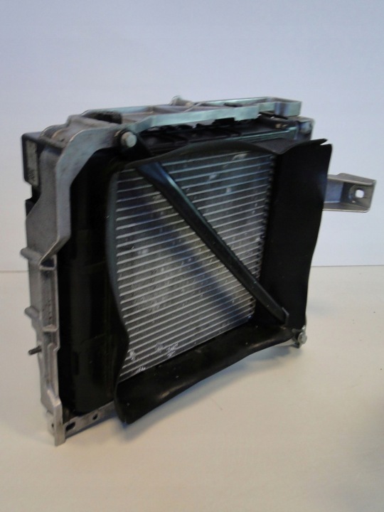 MERCEDES SL R232 232 55 63 AMG GT 192 RADIATEUR EAU HUILES DANS PASSAGE DE ROUE DROIT