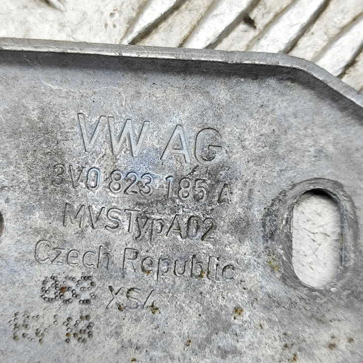 SKODA OE 3V0823185A