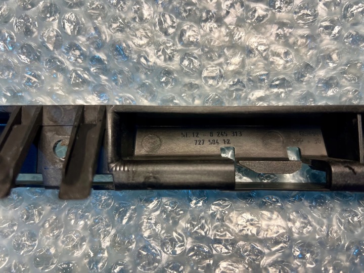 BMW E65 GLISSIÈRE FIXATION PARE-CHOCS GAUCHE ARRIÈRE 8245313
