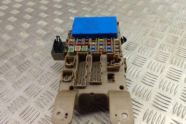 BOÎTE FUSIBLES TOYOTA COROLLA (_E12_) 8264102040 1.4L DIESEL 2006