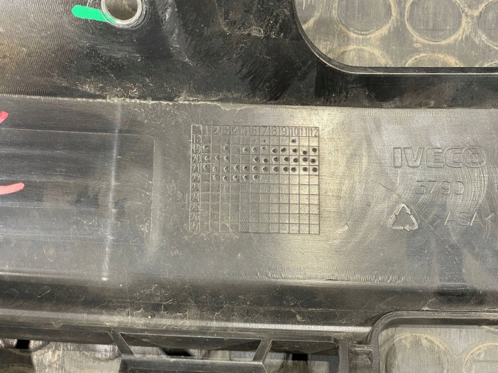 IVECO DAILY IV 4 LIFT 19- CALANDRE GRILLE GRILLE CENTRALE PARE-CHOCS AVANT
