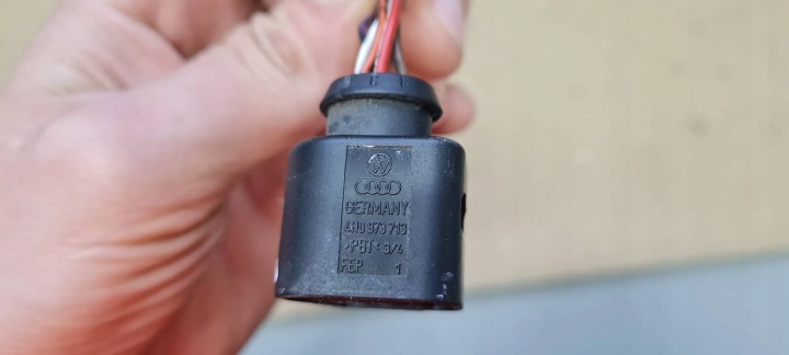 Q3 83A PUCE PUCE 4H0973713B 3B0973913 A4 B9 A5 8W Q5 VW AUDI